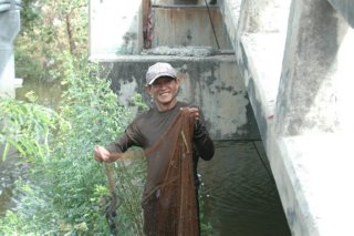 TRABAJADOR PESCADOR RIO 02